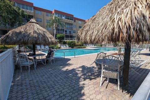 Condo in Plantation, Florida, 2 bedrooms  № 1702331 - photo 19