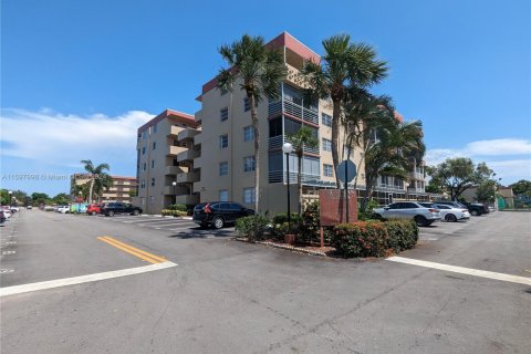 Condo in Plantation, Florida, 2 bedrooms  № 1702331 - photo 1