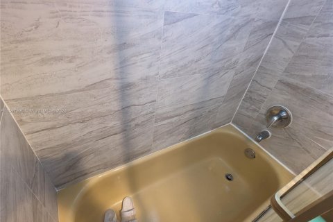 Condo in Plantation, Florida, 2 bedrooms  № 1702331 - photo 12