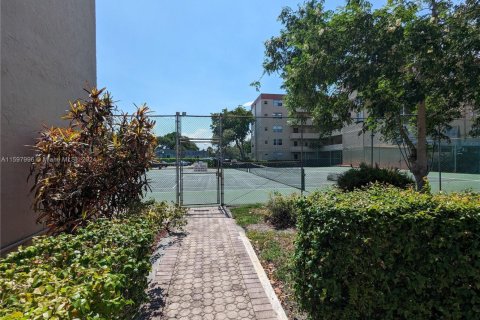 Condo in Plantation, Florida, 2 bedrooms  № 1702331 - photo 26