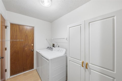 House in Sebastian, Florida 2 bedrooms, 152.45 sq.m. № 2265391 - photo 26