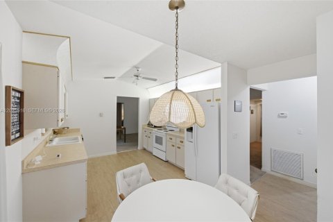 House in Sebastian, Florida 2 bedrooms, 152.45 sq.m. № 2265391 - photo 12
