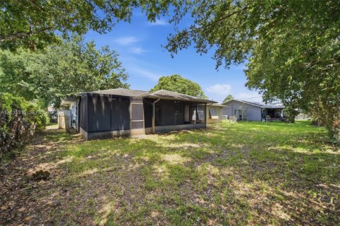House in Sebastian, Florida 2 bedrooms, 152.45 sq.m. № 2265391 - photo 30
