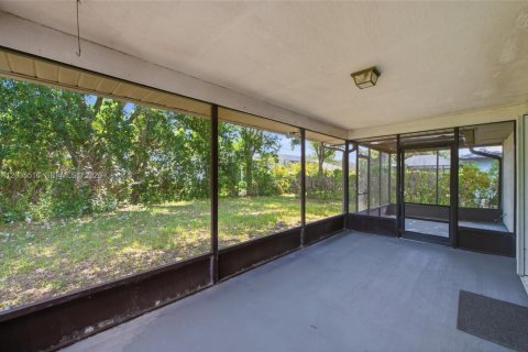 House in Sebastian, Florida 2 bedrooms, 152.45 sq.m. № 2265391 - photo 28