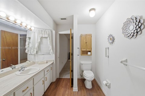 House in Sebastian, Florida 2 bedrooms, 152.45 sq.m. № 2265391 - photo 20