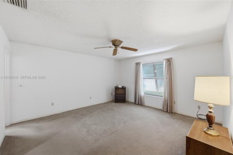 House in Sebastian, Florida 2 bedrooms, 152.45 sq.m. № 2265391 - photo 15