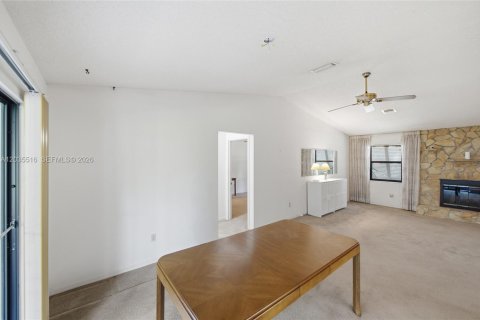 House in Sebastian, Florida 2 bedrooms, 152.45 sq.m. № 2265391 - photo 6