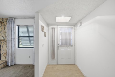 House in Sebastian, Florida 2 bedrooms, 152.45 sq.m. № 2265391 - photo 3
