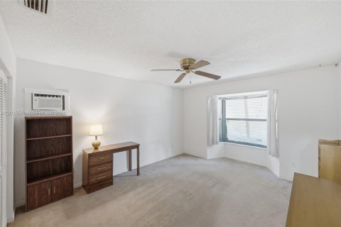 House in Sebastian, Florida 2 bedrooms, 152.45 sq.m. № 2265391 - photo 21