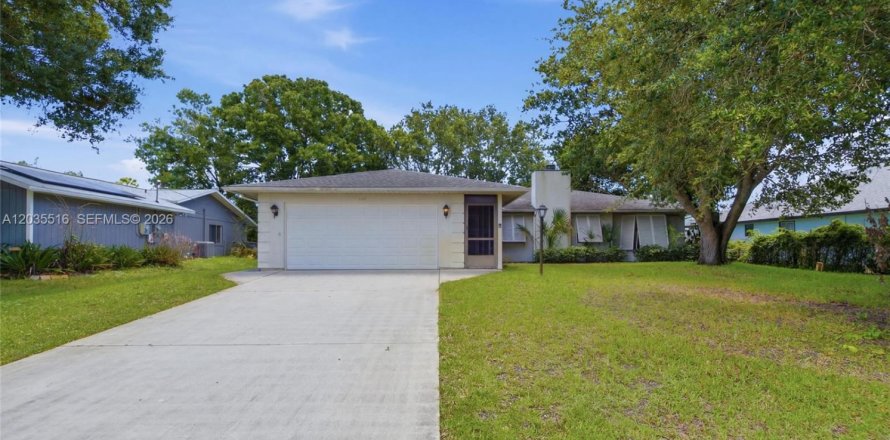 House in Sebastian, Florida 2 bedrooms, 152.45 sq.m. № 2265391