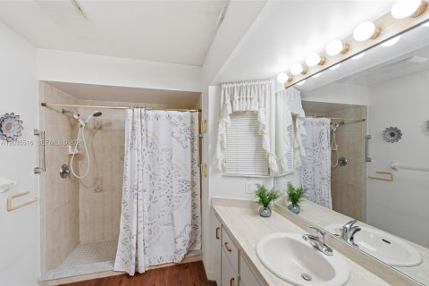 House in Sebastian, Florida 2 bedrooms, 152.45 sq.m. № 2265391 - photo 19
