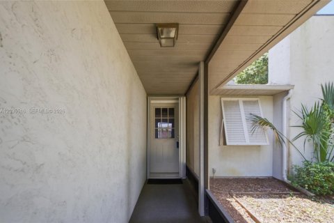 House in Sebastian, Florida 2 bedrooms, 152.45 sq.m. № 2265391 - photo 2