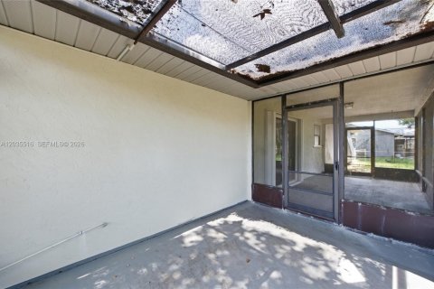 House in Sebastian, Florida 2 bedrooms, 152.45 sq.m. № 2265391 - photo 29
