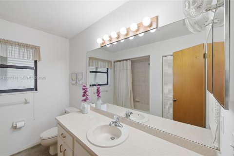 House in Sebastian, Florida 2 bedrooms, 152.45 sq.m. № 2265391 - photo 24
