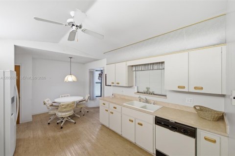 House in Sebastian, Florida 2 bedrooms, 152.45 sq.m. № 2265391 - photo 9