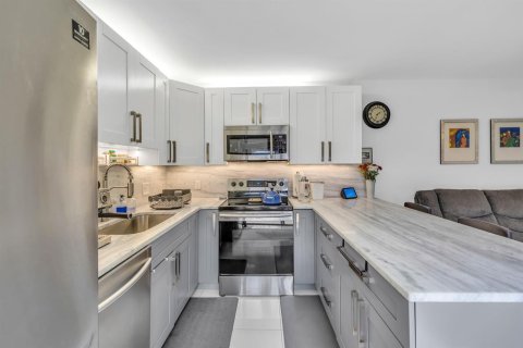 Townhouse in Deerfield Beach, Florida 2 bedrooms, 114.83 sq.m. № 2147183 - photo 11