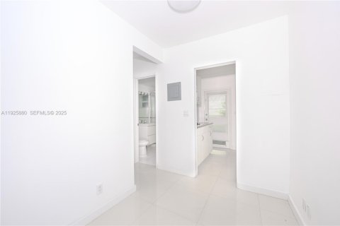 Condo in Miami Beach, Florida  № 1987307 - photo 10