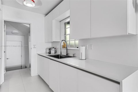 Купить виллу или дом в Майами-Бич, Флорида 3 спальни, 111.95м2, № 1946310 - фото 16