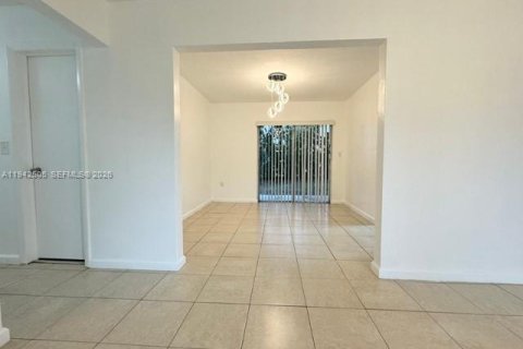Villa ou maison à louer à Miami Gardens, Floride: 4 chambres, 113.53 m2 № 2000736 - photo 2