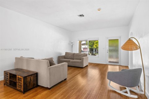 Casa en alquiler en Miami Beach, Florida, 3 dormitorios, 157.28 m2 № 2022075 - foto 4