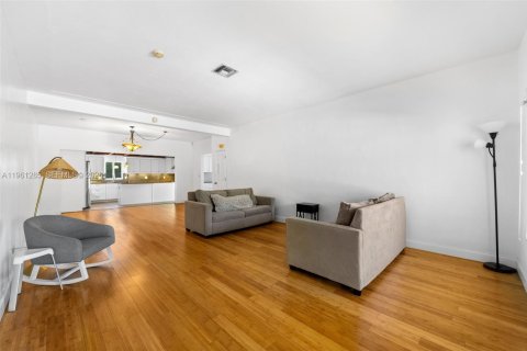 Casa en alquiler en Miami Beach, Florida, 3 dormitorios, 157.28 m2 № 2022075 - foto 3