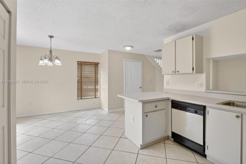 Купить таунхаус в Пемброк-Пайнс, Флорида 3 спальни, 151.9м2, № 2064403 - фото 12