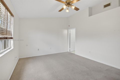 Купить таунхаус в Пемброк-Пайнс, Флорида 3 спальни, 151.9м2, № 2064403 - фото 18