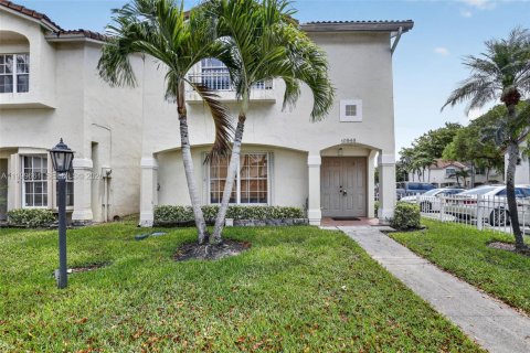 Таунхаус в Пемброк-Пайнс, Флорида 3 спальни, 151.9м2 № 2064403