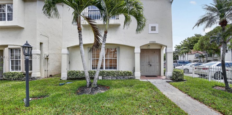 Таунхаус в Пемброк-Пайнс, Флорида 3 спальни, 151.9м2 № 2064403