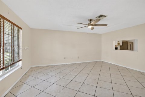 Купить таунхаус в Пемброк-Пайнс, Флорида 3 спальни, 151.9м2, № 2064403 - фото 2