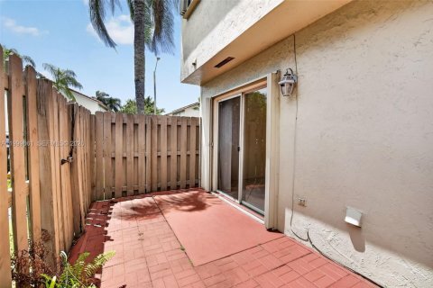 Купить таунхаус в Пемброк-Пайнс, Флорида 3 спальни, 151.9м2, № 2064403 - фото 30