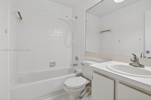 Купить таунхаус в Пемброк-Пайнс, Флорида 3 спальни, 151.9м2, № 2064403 - фото 28