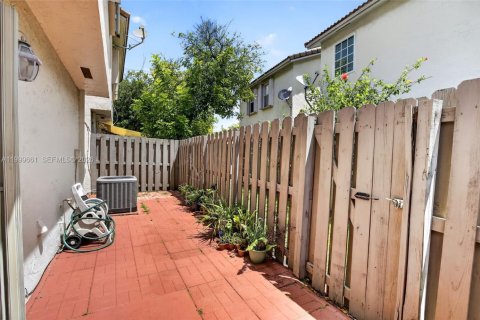 Купить таунхаус в Пемброк-Пайнс, Флорида 3 спальни, 151.9м2, № 2064403 - фото 29