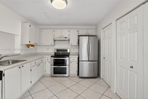 Купить таунхаус в Пемброк-Пайнс, Флорида 3 спальни, 151.9м2, № 2064403 - фото 11