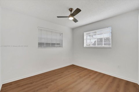Casa en alquiler en Miami, Florida, 4 dormitorios, 164.16 m2 № 1943473 - foto 13