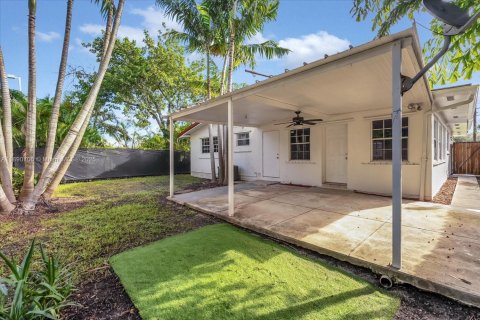 Casa en alquiler en Miami, Florida, 4 dormitorios, 164.16 m2 № 1943473 - foto 25