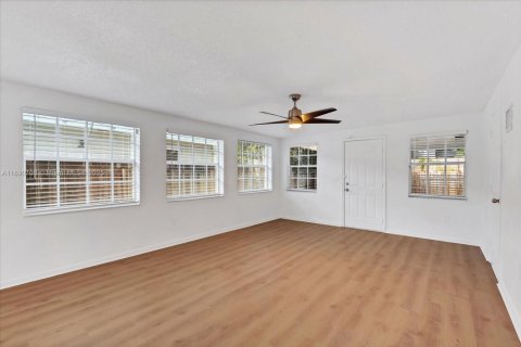 Casa en alquiler en Miami, Florida, 4 dormitorios, 164.16 m2 № 1943473 - foto 9