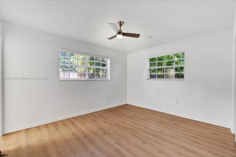 Casa en alquiler en Miami, Florida, 4 dormitorios, 164.16 m2 № 1943473 - foto 18