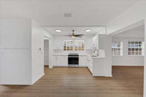 Casa en alquiler en Miami, Florida, 4 dormitorios, 164.16 m2 № 1943473 - foto 7