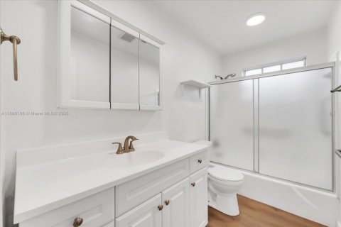 Casa en alquiler en Miami, Florida, 4 dormitorios, 164.16 m2 № 1943473 - foto 14