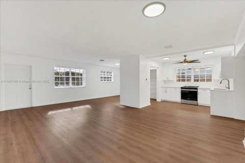 Casa en alquiler en Miami, Florida, 4 dormitorios, 164.16 m2 № 1943473 - foto 6