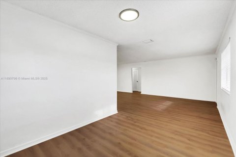 Casa en alquiler en Miami, Florida, 4 dormitorios, 164.16 m2 № 1943473 - foto 3