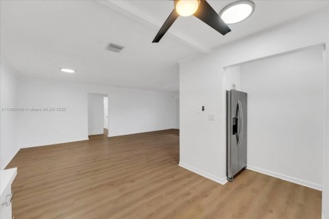 Casa en alquiler en Miami, Florida, 4 dormitorios, 164.16 m2 № 1943473 - foto 5