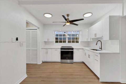 Casa en alquiler en Miami, Florida, 4 dormitorios, 164.16 m2 № 1943473 - foto 8