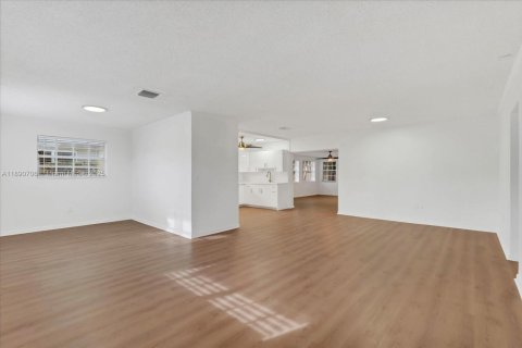 Casa en alquiler en Miami, Florida, 4 dormitorios, 164.16 m2 № 1943473 - foto 4