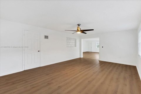 Casa en alquiler en Miami, Florida, 4 dormitorios, 164.16 m2 № 1943473 - foto 11