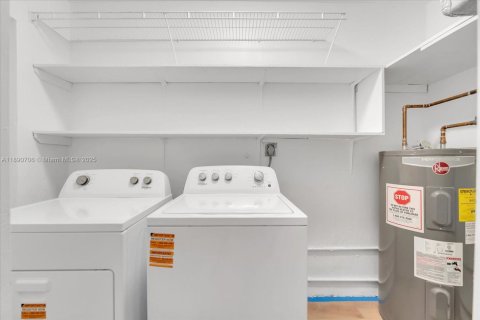 Casa en alquiler en Miami, Florida, 4 dormitorios, 164.16 m2 № 1943473 - foto 22