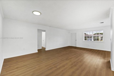 Casa en alquiler en Miami, Florida, 4 dormitorios, 164.16 m2 № 1943473 - foto 2