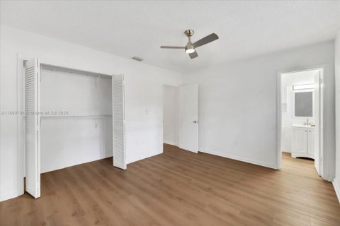 Casa en alquiler en Miami, Florida, 4 dormitorios, 164.16 m2 № 1943473 - foto 20