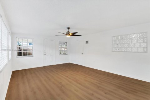 Casa en alquiler en Miami, Florida, 4 dormitorios, 164.16 m2 № 1943473 - foto 10